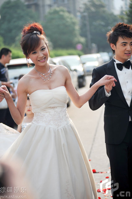 新娘白色婚纱_新娘白色婚纱礼服(3)
