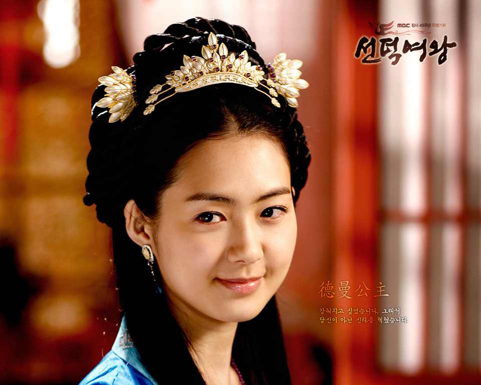 《<em>善德女王</em>》华美壁纸 李瑶媛<em>朴艺珍</em>端庄贵气
