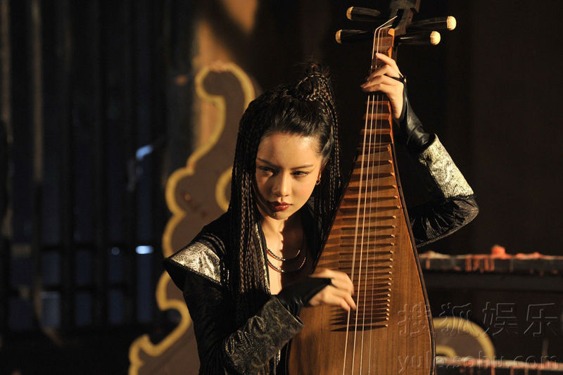 《<em>财神客栈</em>》潘霜霜化身摧峰九尾狐 仅以<em>琵琶</em>