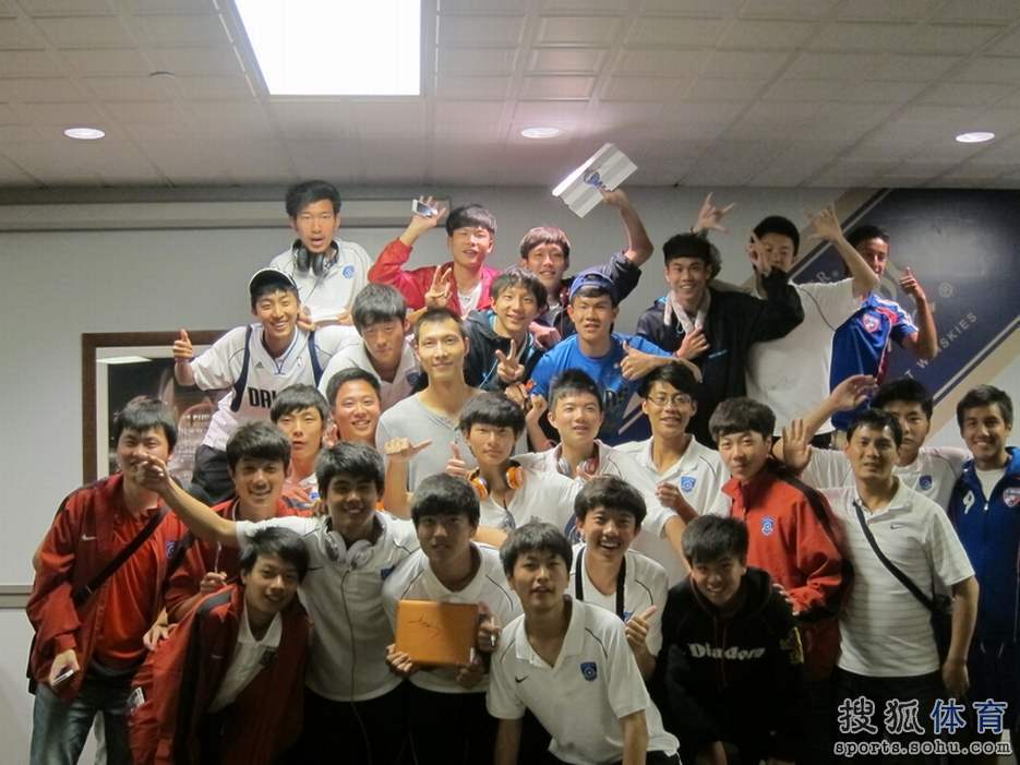 高清:阿联会见北京高中足球队 球员激动索签名