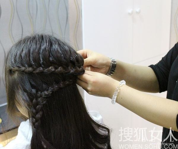 美国有位设计师曾经说:要感觉像个女人,请穿连衣裙。如今我们将此句拿来沿用并略微改动:要感觉像个女人,请把头发编起来。是的,编发的好处太多,它可以温柔多情,也可以娇俏卖萌,甚至连果敢个性的模样都可以轻易营造。具体地说,假如是甜美派的姑娘,你可以在脑后编一个蝴蝶结、假如是创意类的拥趸,那么不妨以脑袋为圆中心,将头发拨至两侧编成一个爱心状(大小皆可)、假如对韩式编发心存喜爱,那么不妨采用加股辫或者传统辫的方式来打造一款淑女造型、假如希望自己看起来个性至上,那不如就选定一条弧度轨迹,将头发沿此从头编至底本