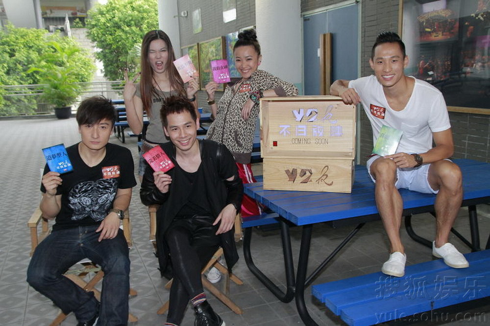 青春剧《Y2K》开放媒体探班 方力申超酷pose