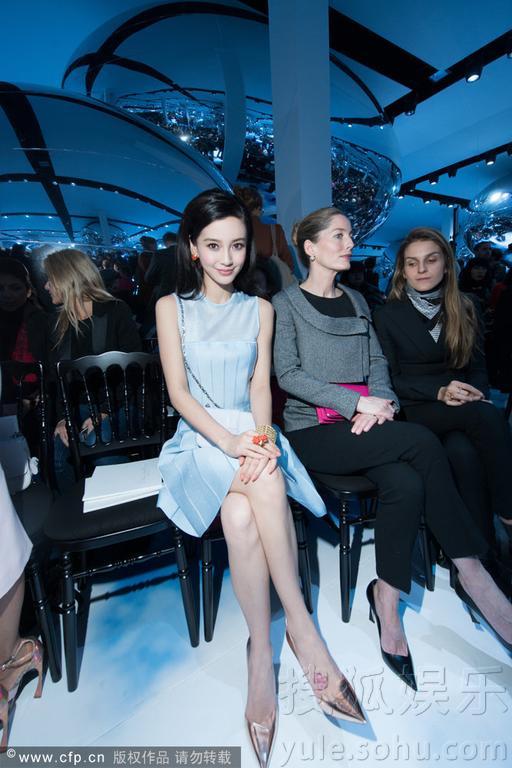 巴黎时装周Angelababy蓝裙亮相 秦舒培显优雅
