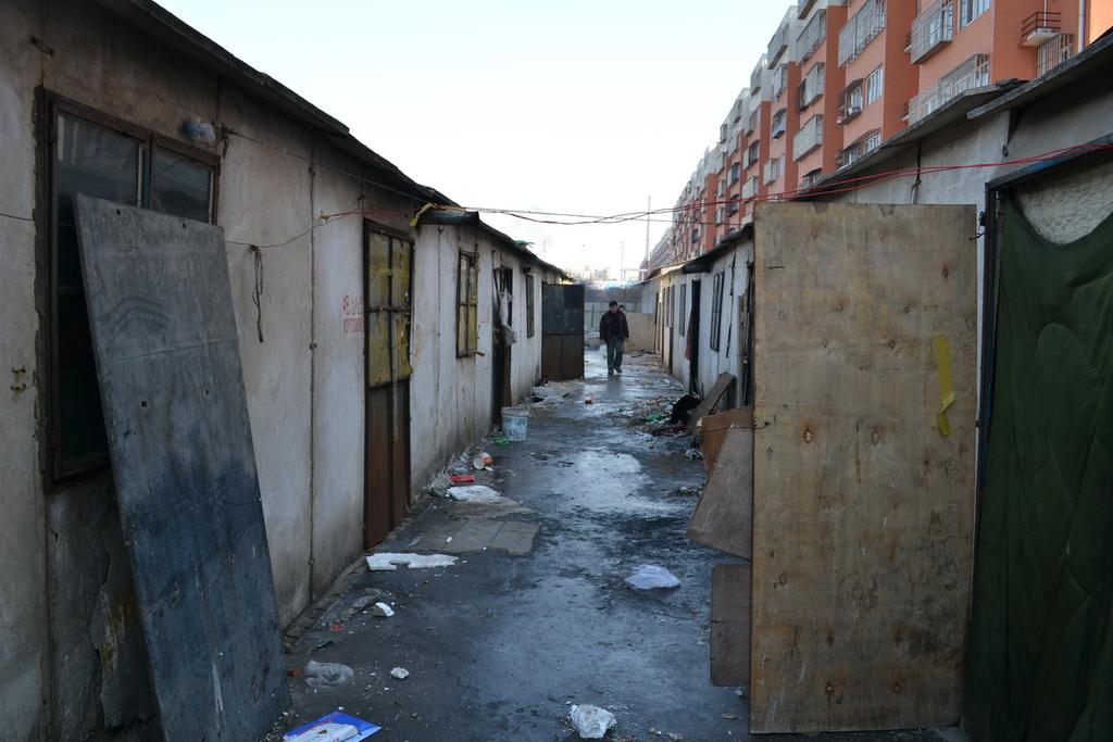 唐山百位农民工跪拜曹雪芹讨薪