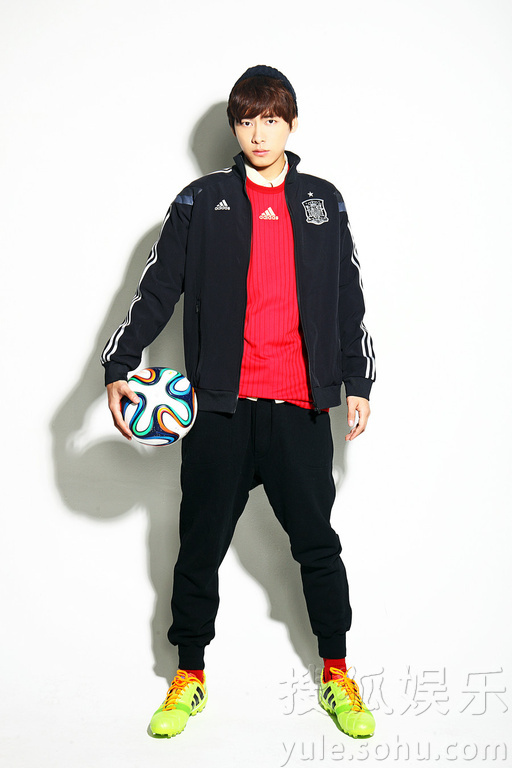 李易峰世界杯BRAZUCA大片曝光 释放阳光活力