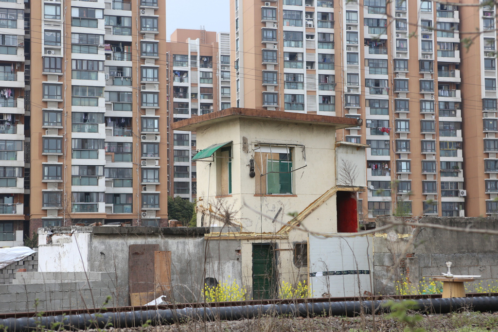 田边外来人口居住站_烂尾楼对于这些外来进城人员的最大吸引力,   成拾荒