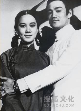 苗可秀在新精武门里终有名字,叫苗丽儿,也是陈真的女朋友,负起李...