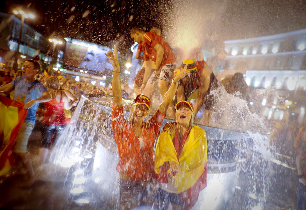 高清:西班牙裸女球迷狂欢庆祝 意大利球迷黯然-西班牙,女球迷,狂欢庆祝,意大利,欧洲杯-安徽广播网-新闻中心