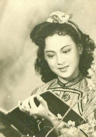 "小燕子,穿花衣,年年春天来这里……"1957年,电影《护士日高清图片