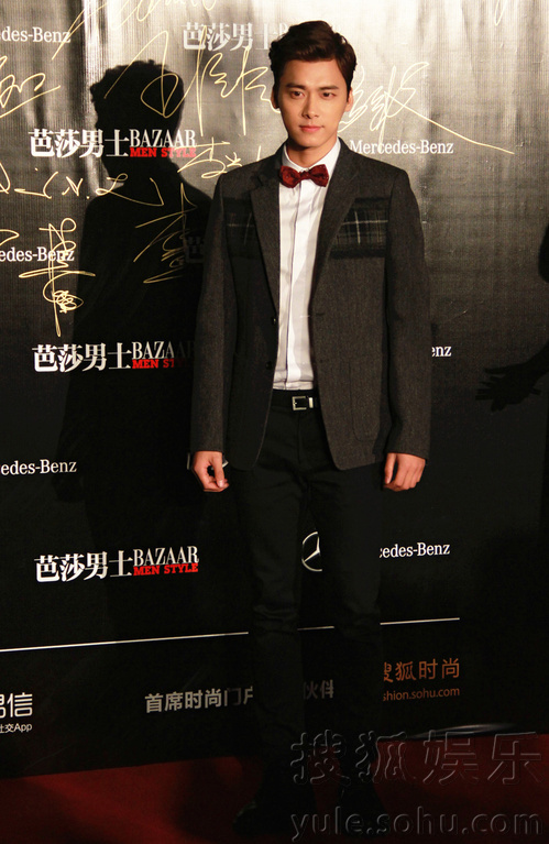 众星助阵芭莎盛典 李易峰帅气亮相引关注