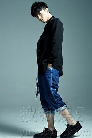 搜狐娱乐讯 近日,陈晓曝光了一组最新写真.照片中,陈晓身高清图片