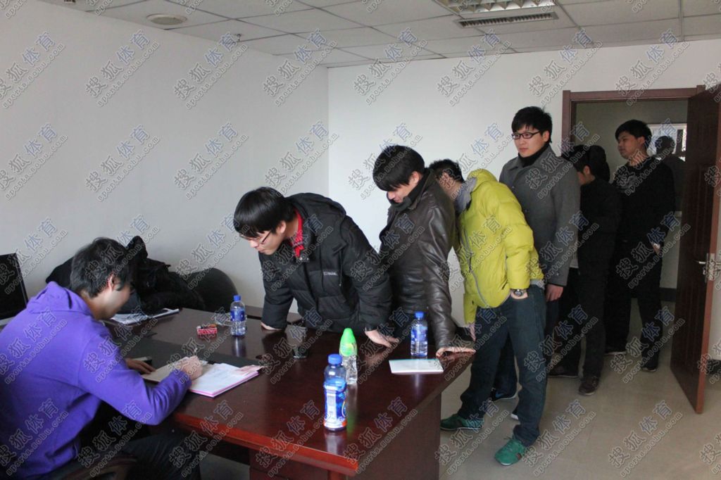 高清:沈阳沈北会员办理首日 球队老总汤宏助阵