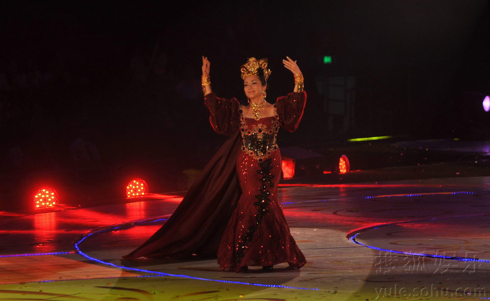 亚视55周年庆宫雪花爆乳献唱 冯宝宝再现武则天