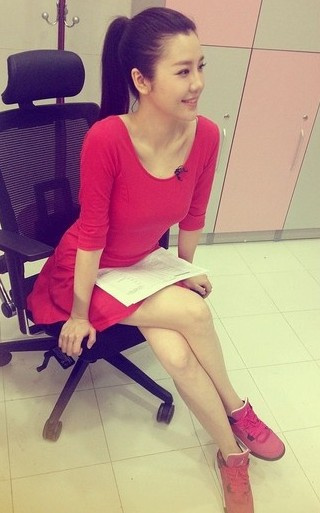 央视女神打破穿球衣魔咒 穿勇士小AI送绝杀(图