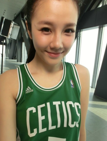 央视女神打破穿球衣魔咒 穿勇士小AI送绝杀(图