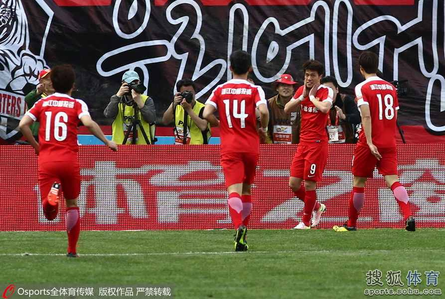 中超球员老婆谁最漂亮_中超球员的收入(3)