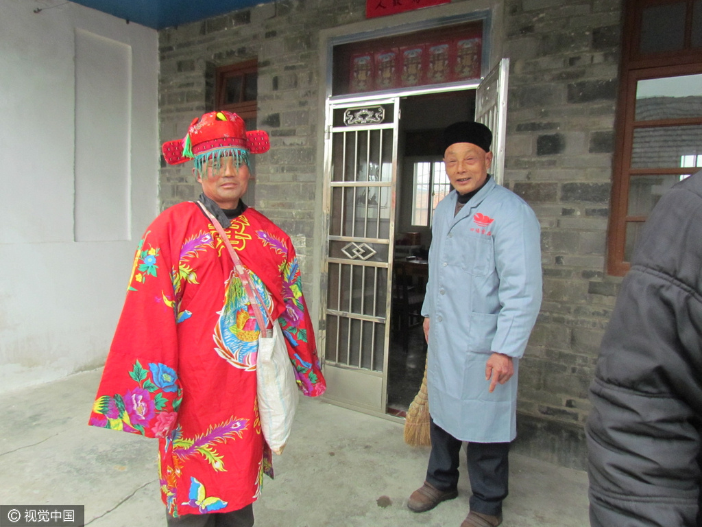 张柏芝给乞讨者百元_乞讨者收入(2)