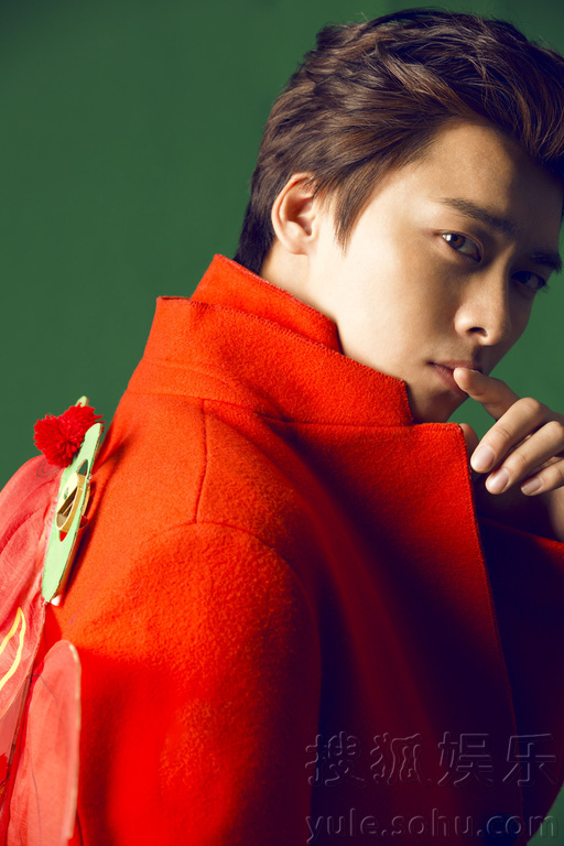 李易峰新春贺岁写真曝光 红衣帅气温暖喜庆