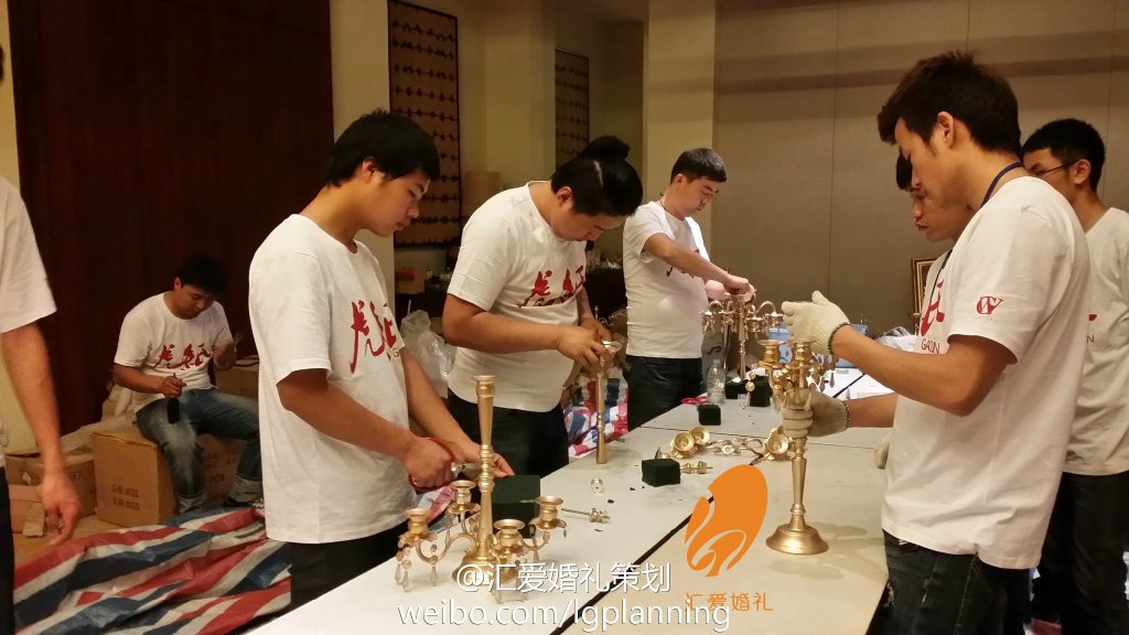 人名字首字母的灯饰闪耀,鲜花拥簇,一片温馨.-郜林与爱妻沙滩嬉