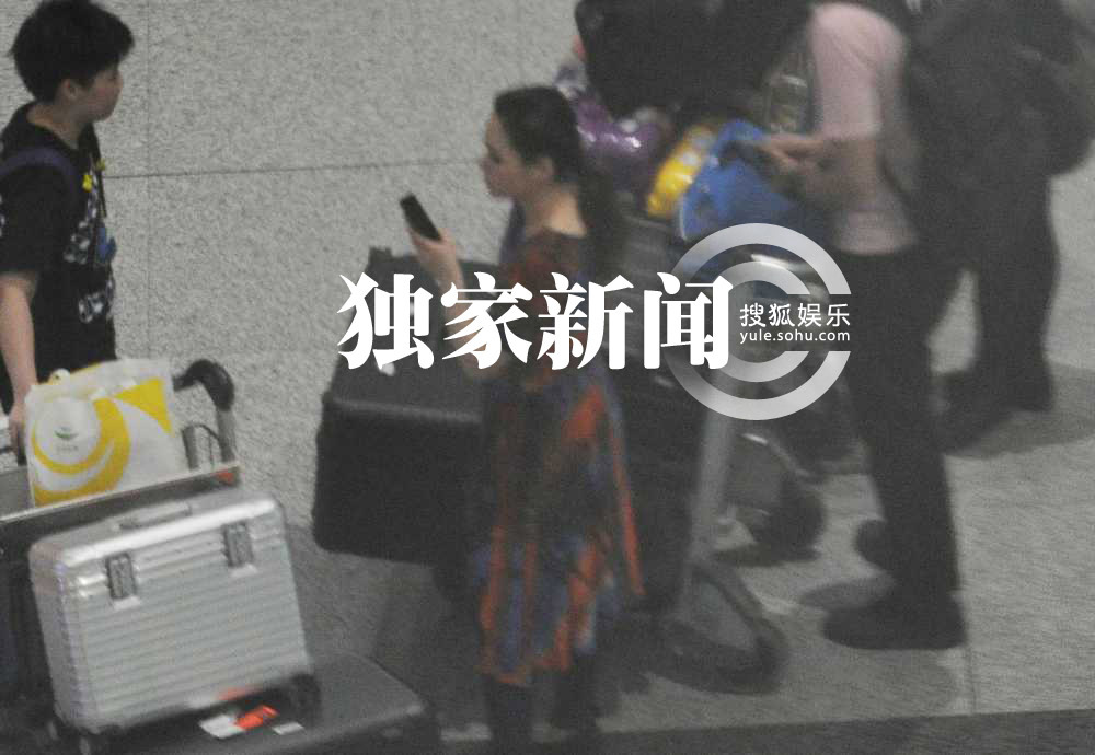 独家: 钟欣桐 深夜回京 与助理携大批 行李 等车