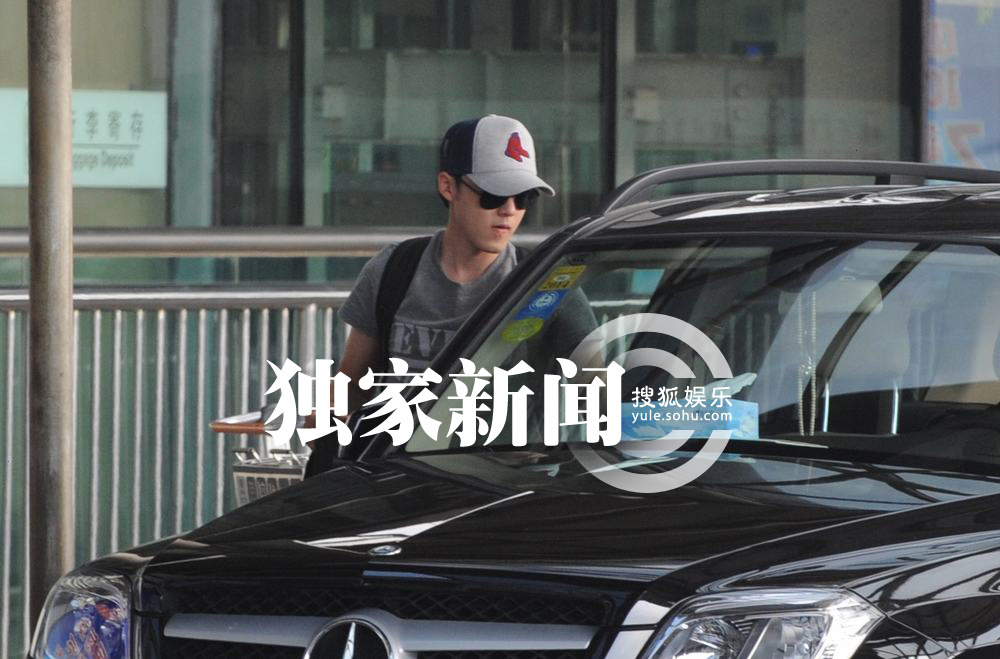 独家:张睿回京<em>伸懒腰</em>心情好 获富豪女友接机