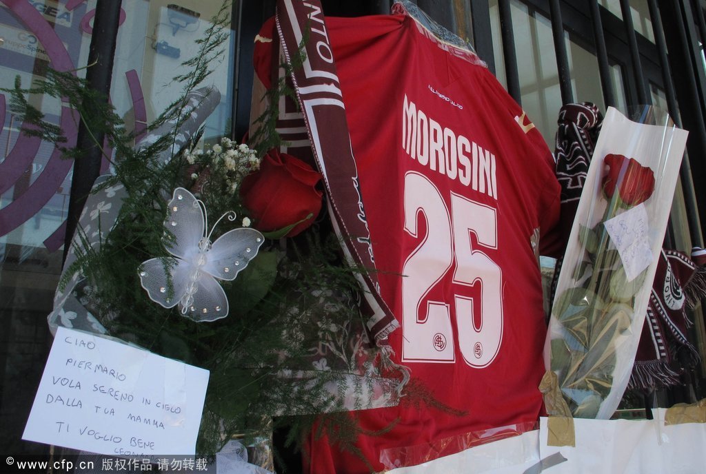 意大利球迷悼念莫罗西尼 球场降半旗寄哀思(图