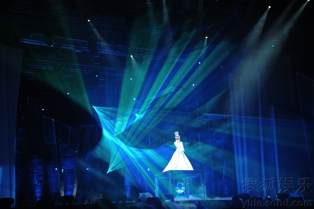 李宇春巡演上海站落幕 上万歌迷共度疯狂夜晚