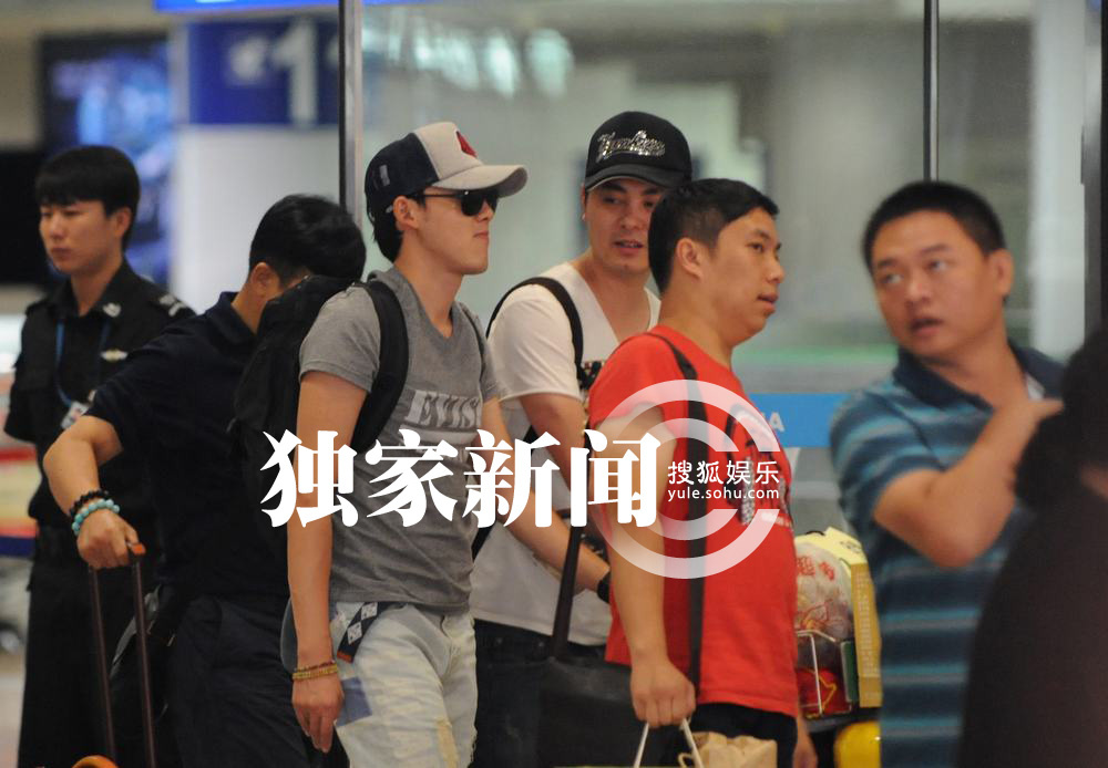 独家:张睿回京<em>伸懒腰</em>心情好 获富豪女友接机