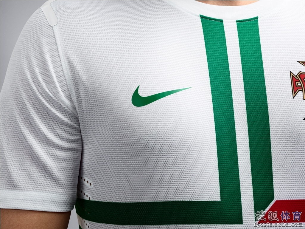 高清:葡萄牙新款客场队服发布 队长C罗光芒万