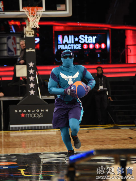 全明星各队吉祥物争宠 骑士先生最呆萌