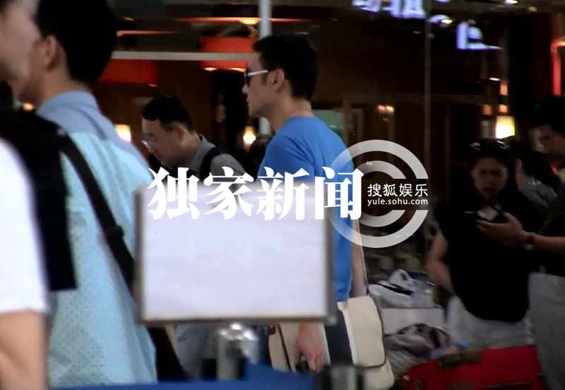 独家:焦恩俊带助理离京 机场门口抽烟拍天空