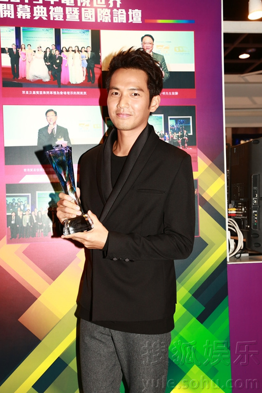 钟汉良出席英艺奖颁奖典礼 获奖显兴奋