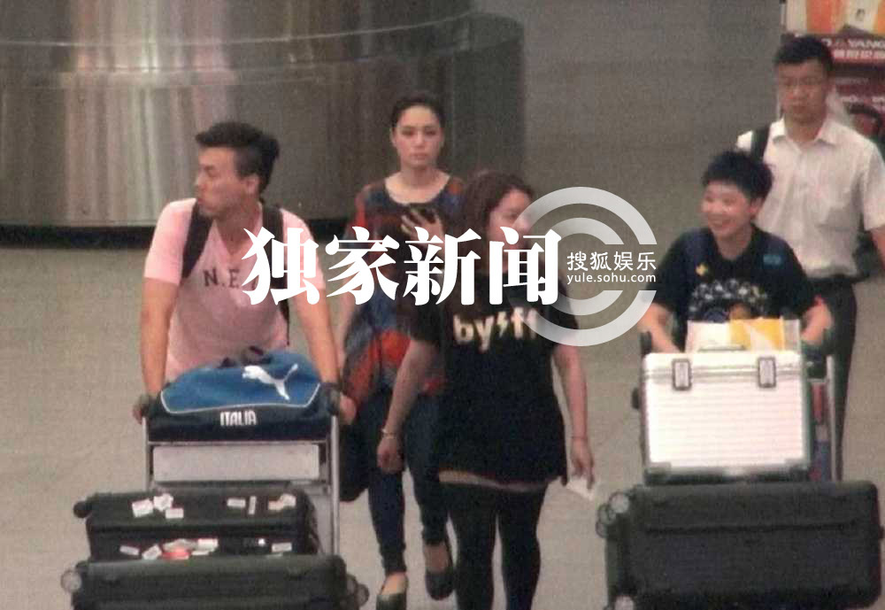 独家: 钟欣桐 深夜回京 与助理携大批 行李 等车