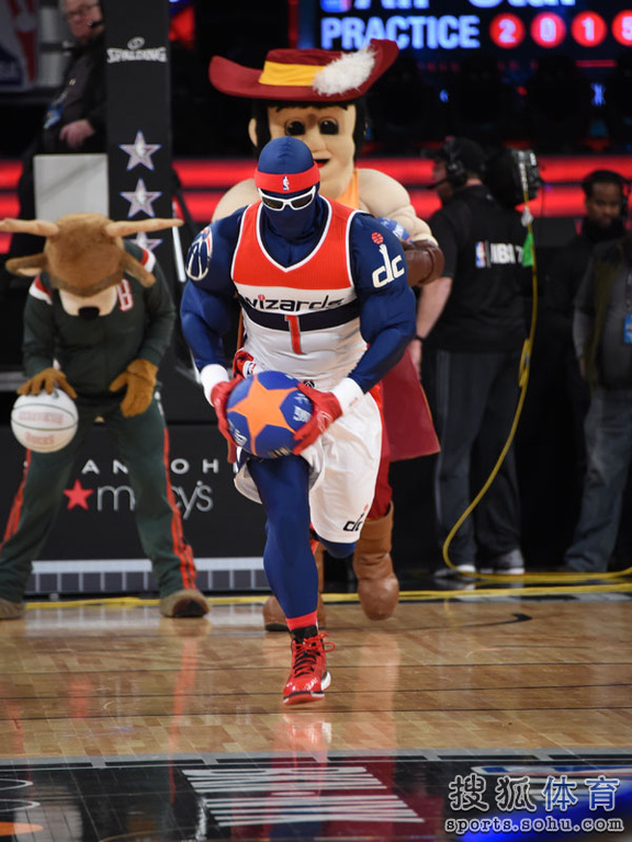 全明星各队吉祥物争宠 骑士先生最呆萌