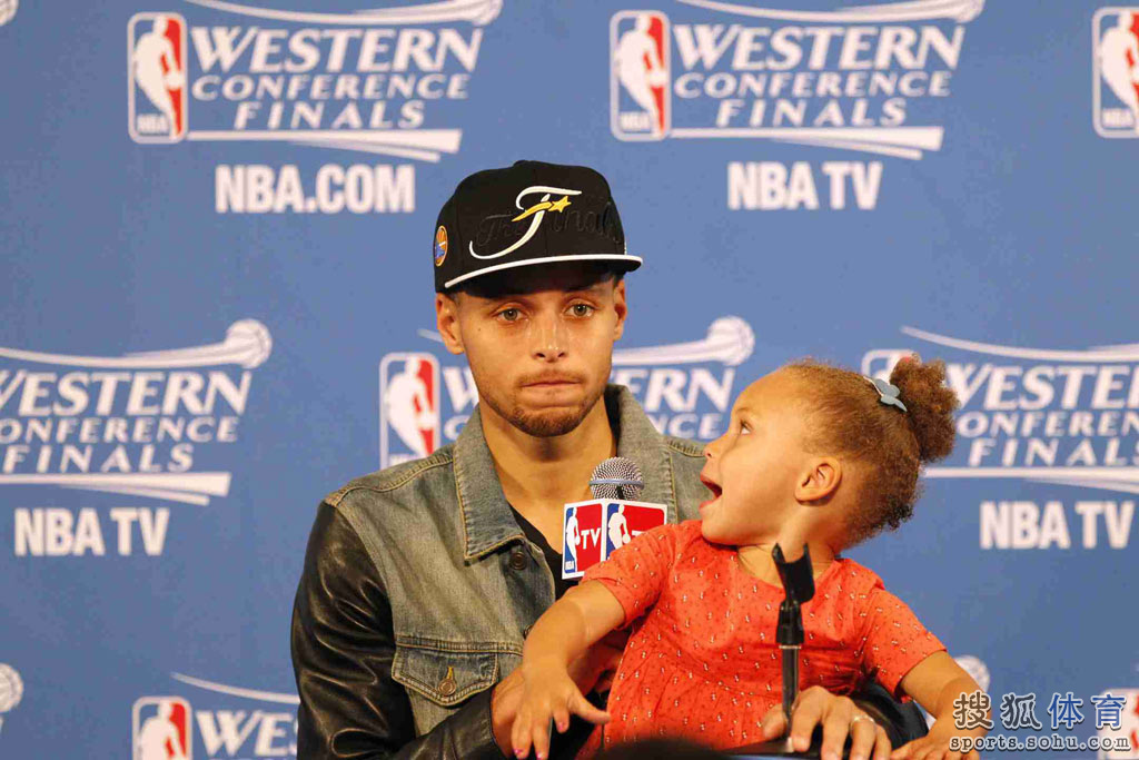 虎女猫爸!库里出席发布会 女儿恶搞出风头(图)