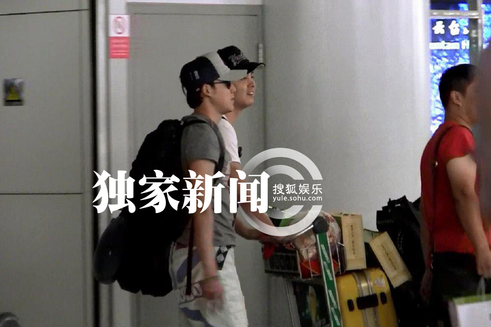 独家:张睿回京<em>伸懒腰</em>心情好 获富豪女友接机