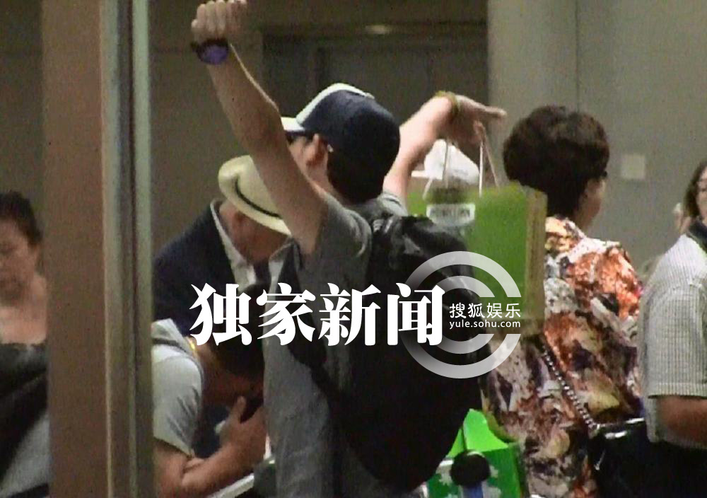 独家:张睿回京<em>伸懒腰</em>心情好 获富豪女友接机