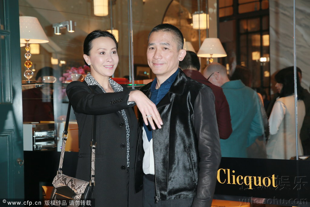 梁朝伟和刘嘉玲返回香港 Img6340480_f.jpg