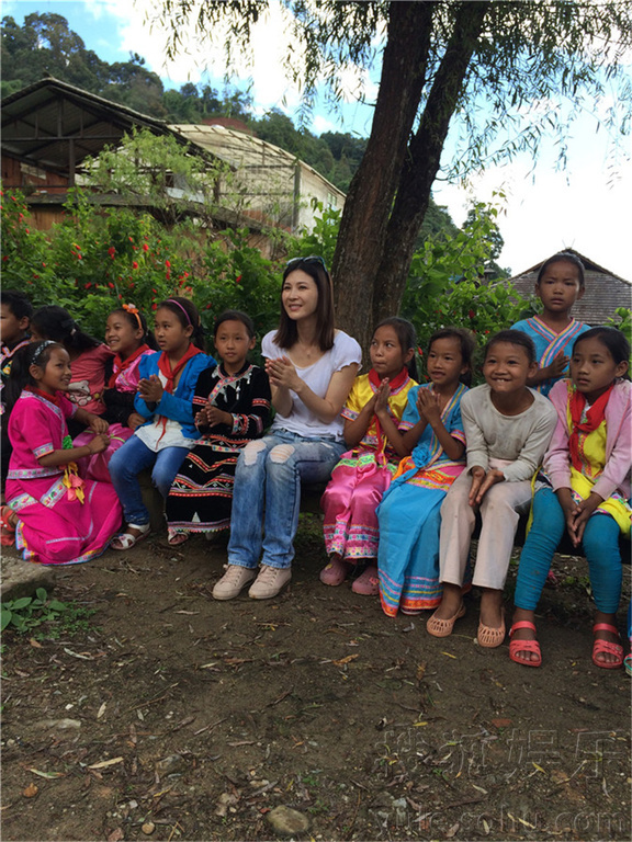 童蕾云南回访希望小学 捐赠物资感触颇深