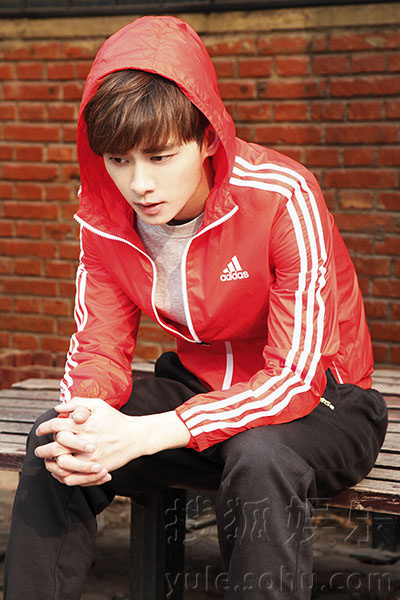 李易峰曝街拍写真 阳光暖男春意袭人