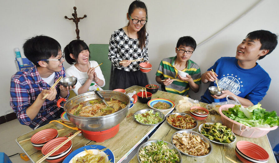 学校附近卖内衣_学校附近的交通标志(3)