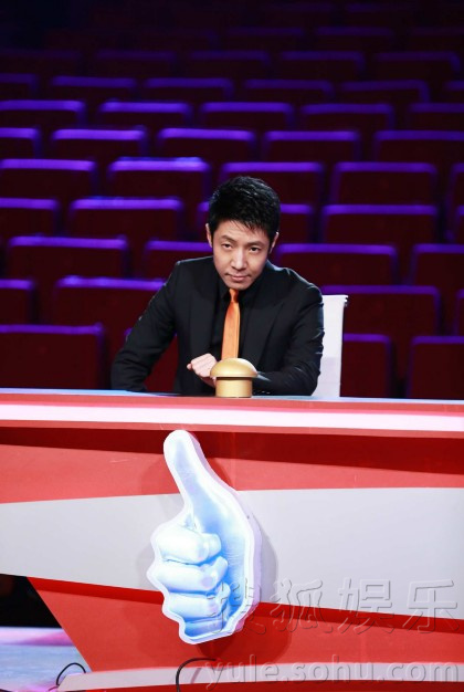 撒贝宁拍《出彩中国人》宣传片 变身参赛选手