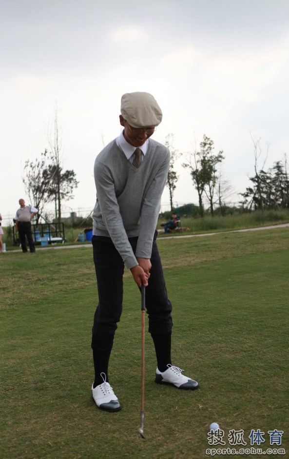 组图:高坛父子携何润东演电影 展30年代高尔夫