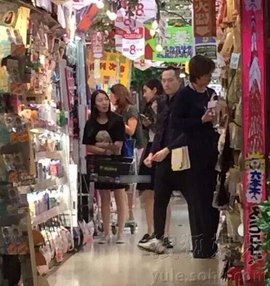 Baby大婚前独自赴日本扫货 穿短裙露出纤细美腿