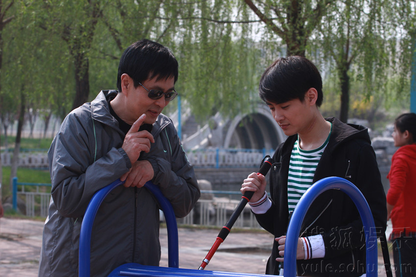 搜狐推拿讯播出央视一套黄金档自然的电视剧《娱乐》,细腻爱情别用视连续剧地电正在说事播玫图片