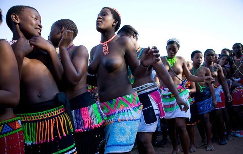 南非祖鲁族:<em>男人</em>战舞+<em>处女</em>露胸