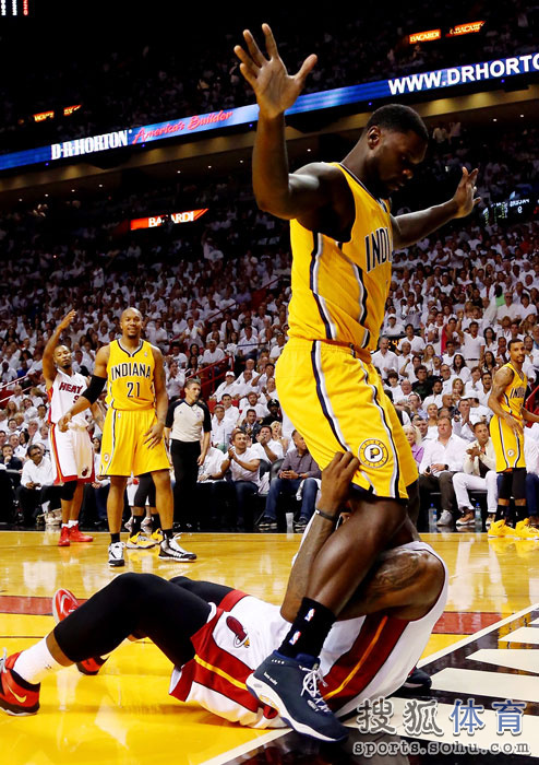 高清:步行者VS热火韦德犀利突破 詹皇胯下之辱