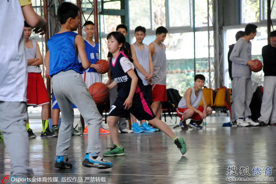 <em>绵阳</em>12岁女乔丹虐哭男生 胯下运球惊观众(动图