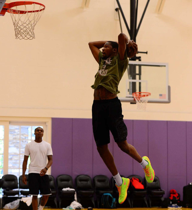 高清图:杜兰特罗斯抱团集训 火箭高富帅秀飞扣