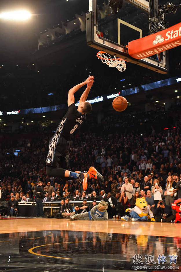 高清:拉文扣篮赛卫冕捧杯 3次罚球线起跳写传